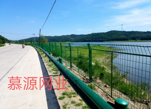高速公路常用隔離網(wǎng)：公路隔離網(wǎng)、防炫目網(wǎng)、護(hù)欄板