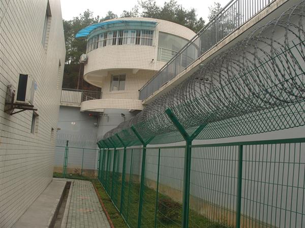 監(jiān)獄副警戒線防攀越式隔離網規(guī)格參數